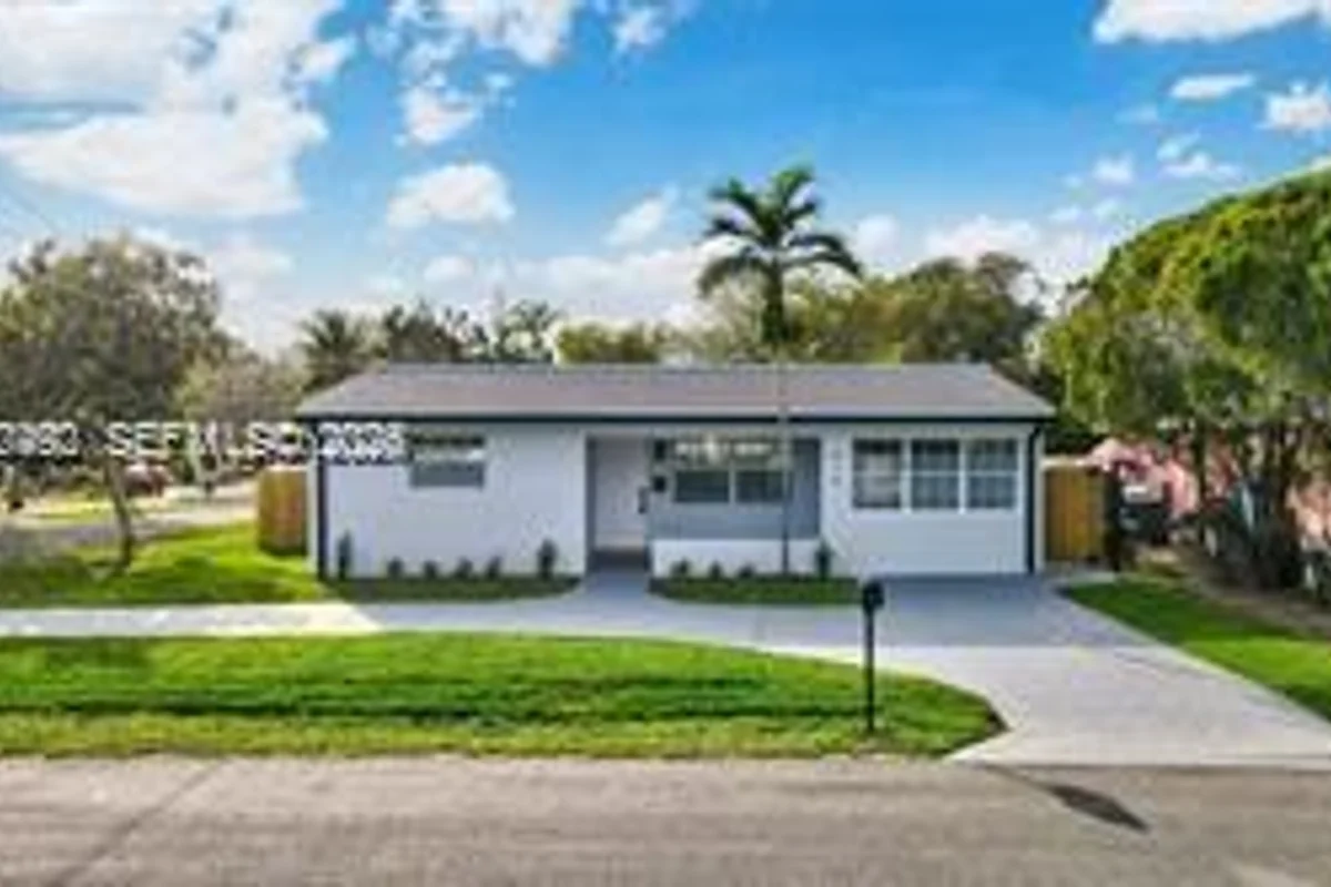 916 SW 7th Ave, Hallandale Beach: photo 1 of 20