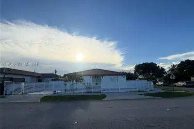 14100 Jefferson St, Miami: photo 1 of 19