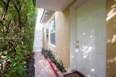 Apartment in Miami Beach: photo 1 of 15