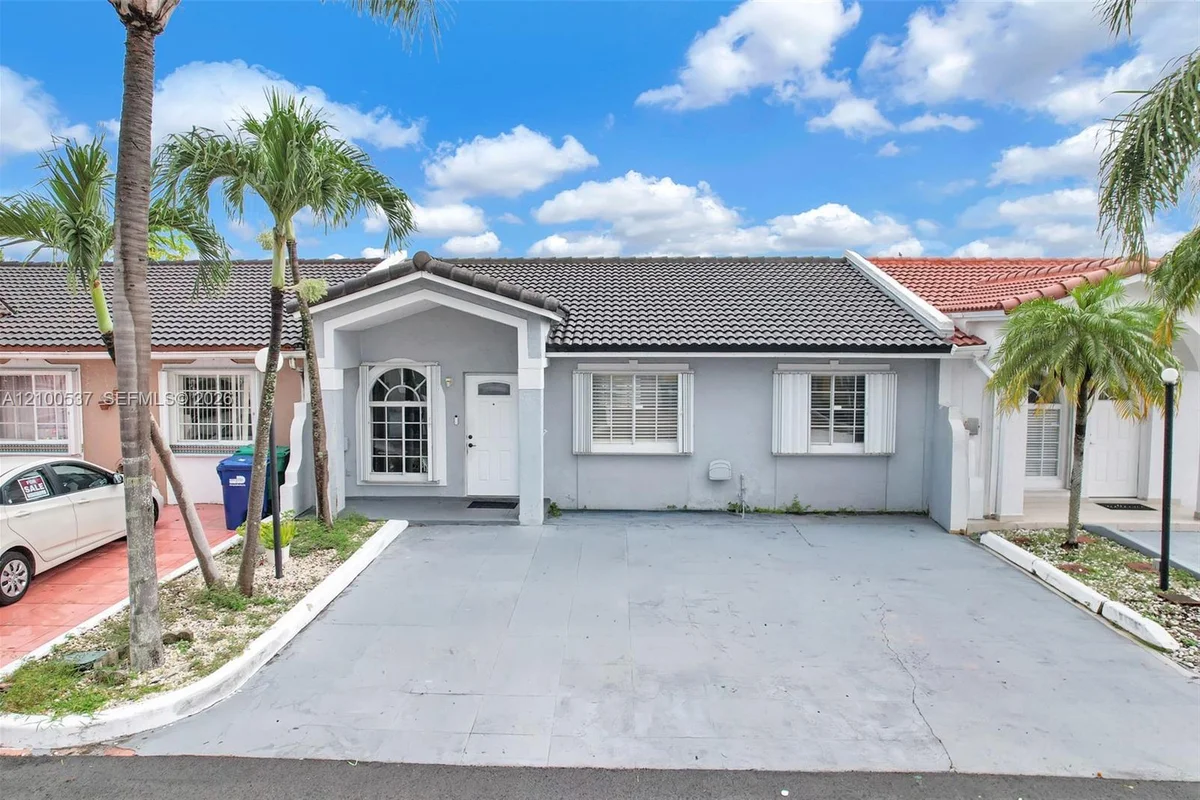 7677 NW 180th Ter, Hialeah: photo 1 of 43