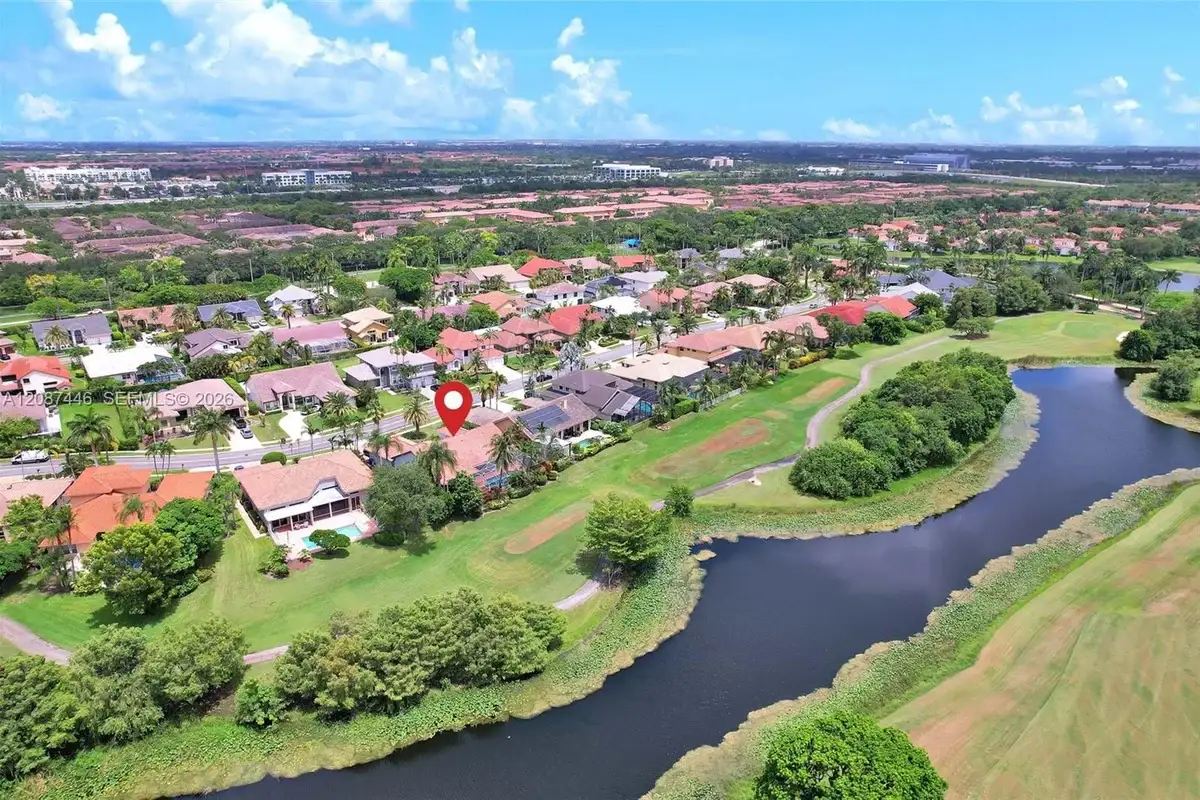 560 W Cypress Pointe Dr W, Pembroke Pines: photo 1 of 46