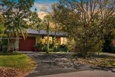 6005 SW 64th Pl, South Miami: photo 1 of 20