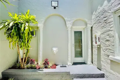 442 SW 10th Ave #1, Miami: photo 1 of 13