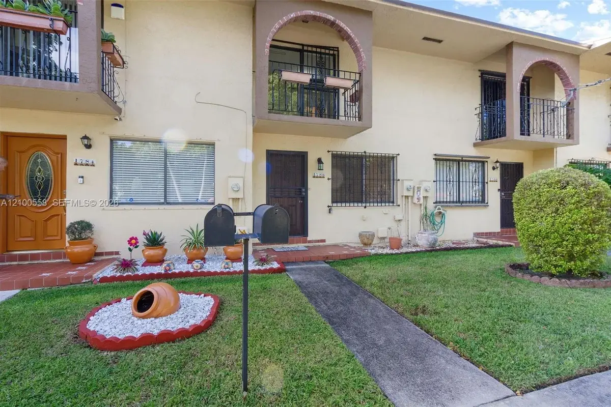 1786 W 42nd St, Hialeah: photo 1 of 27
