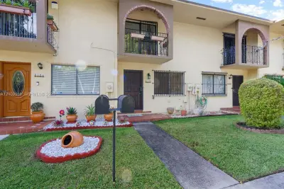 1786 W 42nd St, Hialeah: photo 1 of 27