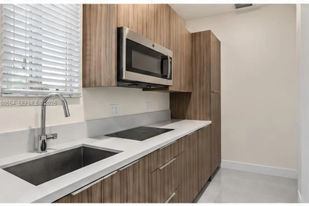 6680 NW 102 Path, Doral: photo 1 of 6