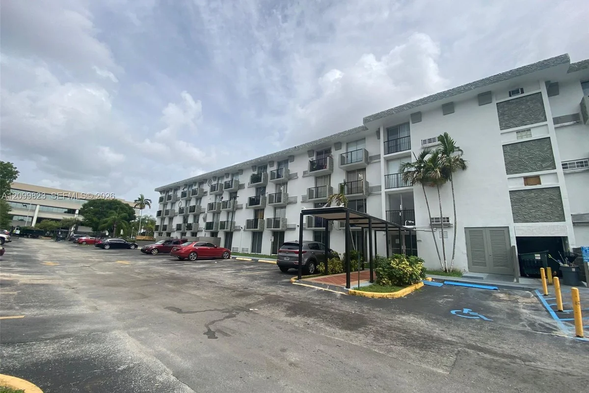 16450 NW 2nd Ave #104, Miami: photo 1 of 13