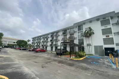 16450 NW 2nd Ave #104, Miami: photo 1 of 13