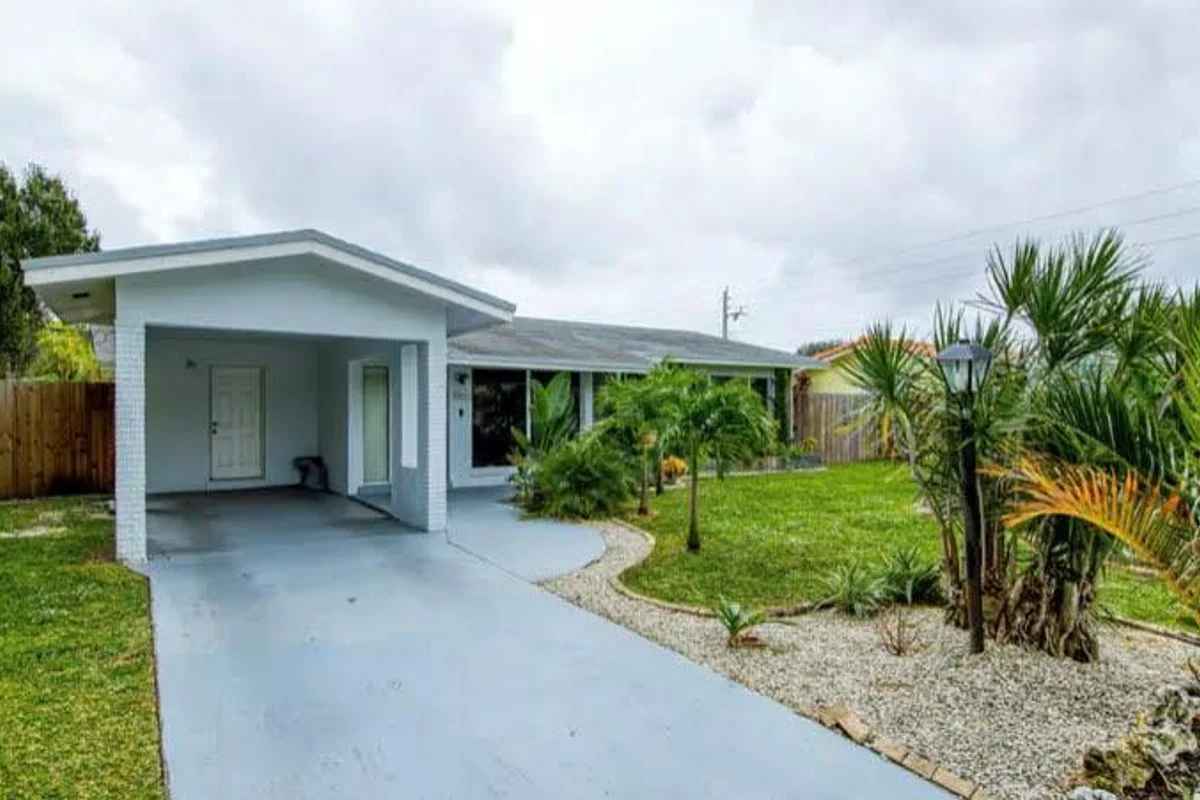1905 N 45th Ave, Hollywood: photo 1 of 17