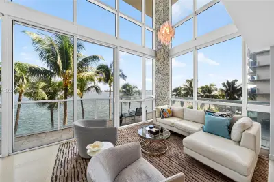 665 NE 25th St #201, Miami: photo 1 of 35