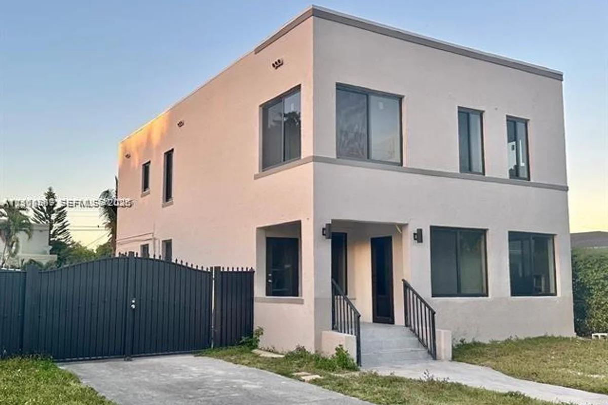2369 SW 17th Ter, Miami: photo 1 of 32