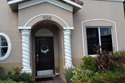 1020 SE 23rd Ter, Homestead: photo 1 of 17
