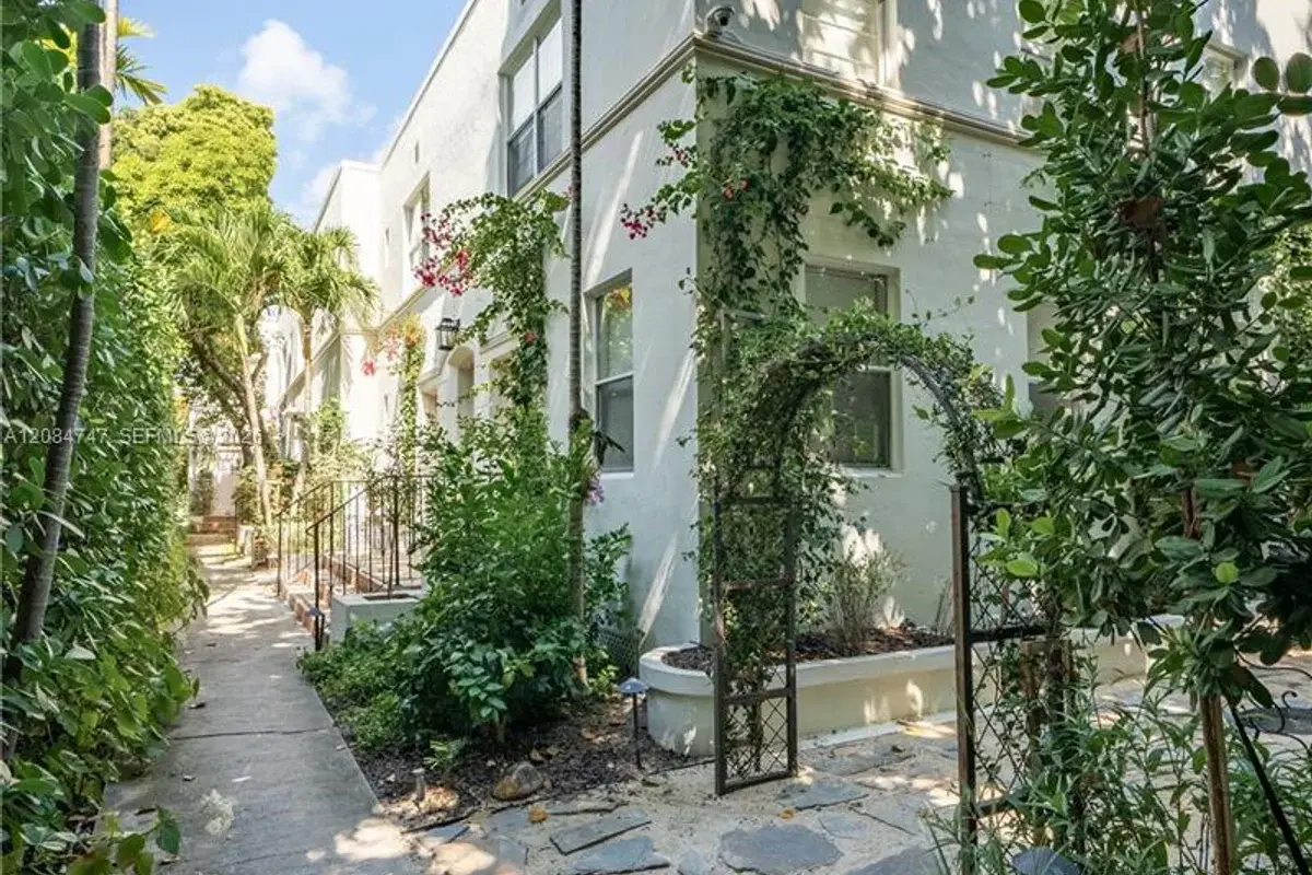 726 Meridian Ave #2, Miami Beach: photo 1 of 17