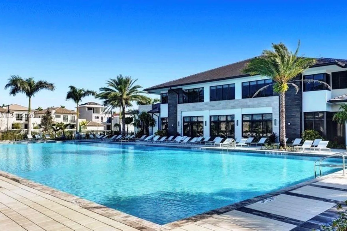 Condo in Doral: photo 1 of 8
