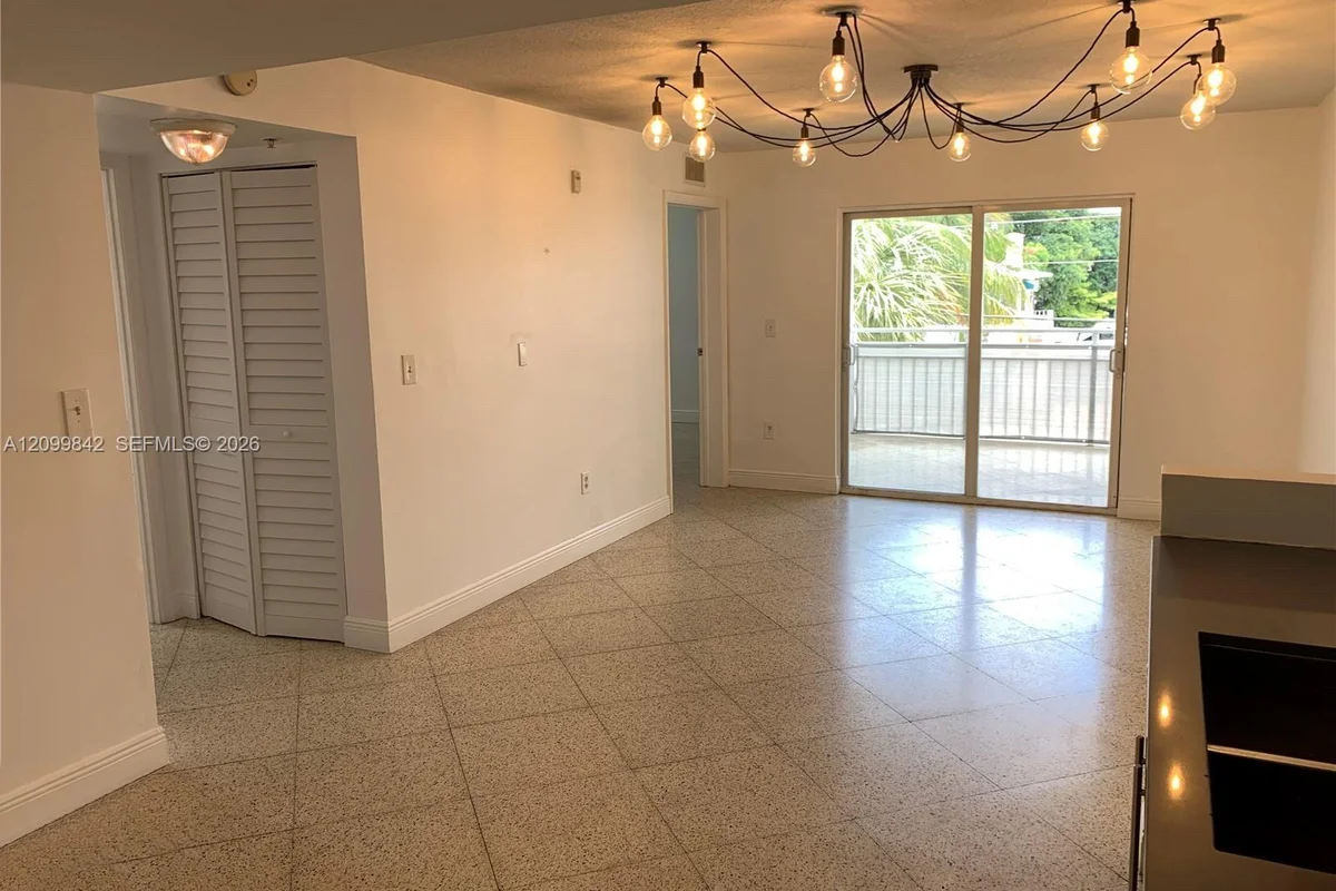 498 SW 2nd St #2C, Miami: photo 1 of 7