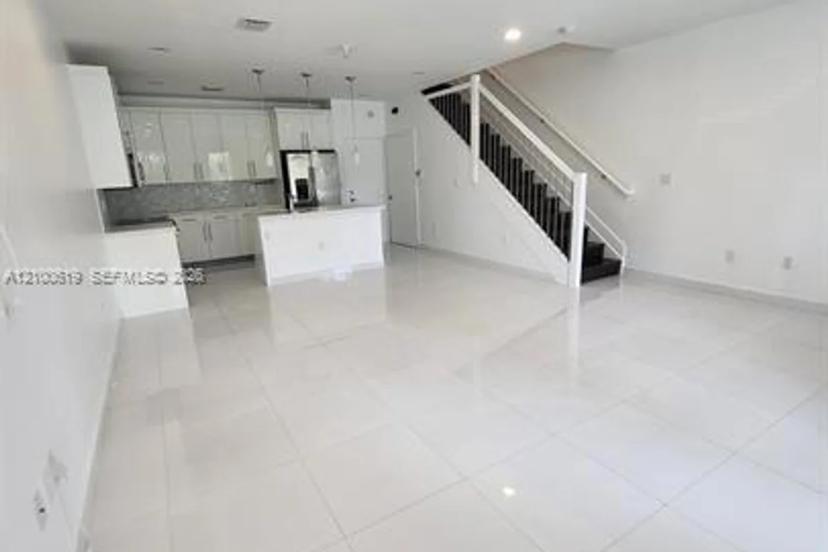 2610 NE 213th St #105, Miami: photo 1 of 19