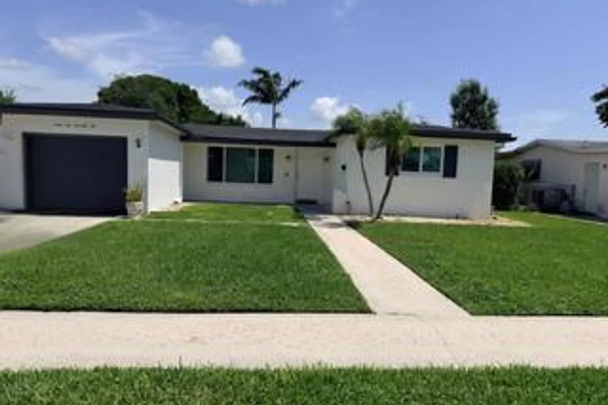 6575 NW 3rd St, Margate: photo 1 of 24