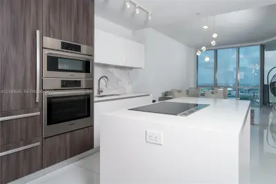 851 NE 1st Ave #4406, Miami: photo 1 of 43