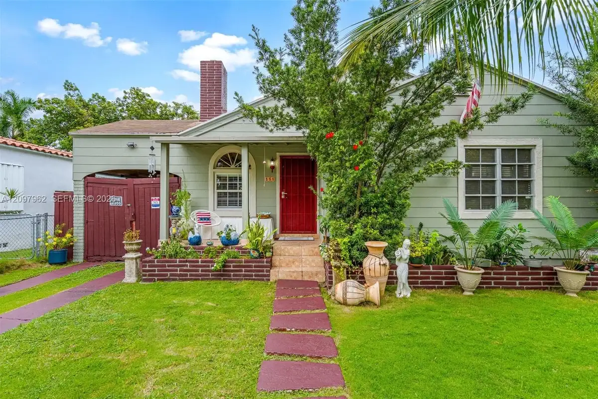 111 NW 24th Ave, Miami: photo 1 of 30