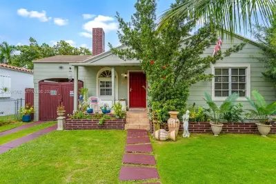 111 NW 24th Ave, Miami: photo 1 of 30