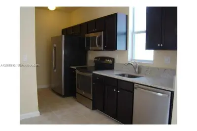 17131 SW 96th St, Miami: photo 1 of 6