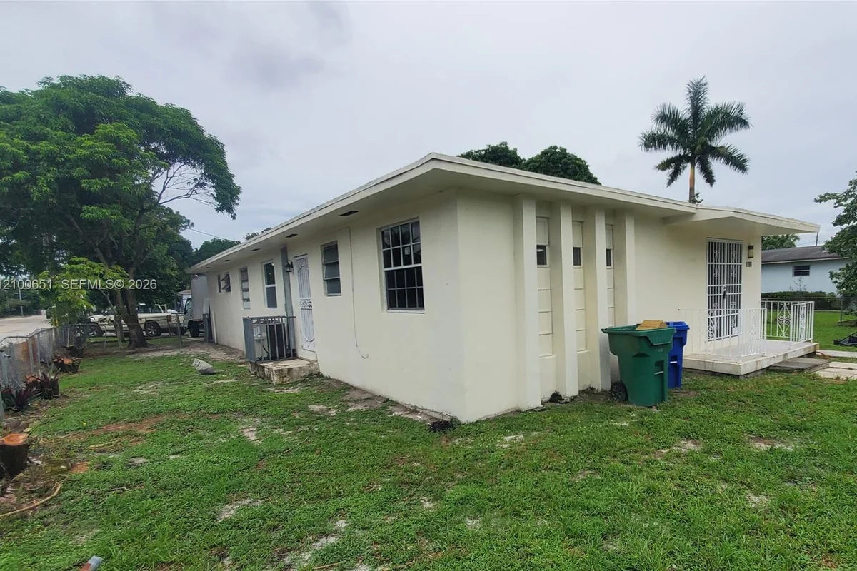 1186 NE 151 St, Miami: photo 1 of 7