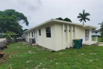 1186 NE 151 St, Miami: photo 1 of 7