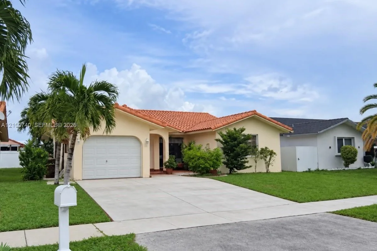 7557 W 4th Ln, Hialeah: photo 1 of 13