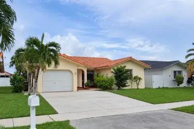 7557 W 4th Ln, Hialeah: photo 1 of 13