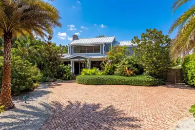 613 S Lakeside Dr, Lake Worth Beach: photo 1 of 56