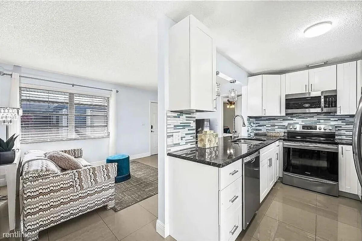 1607 NE 15th Ave #2, Fort Lauderdale: photo 1 of 15