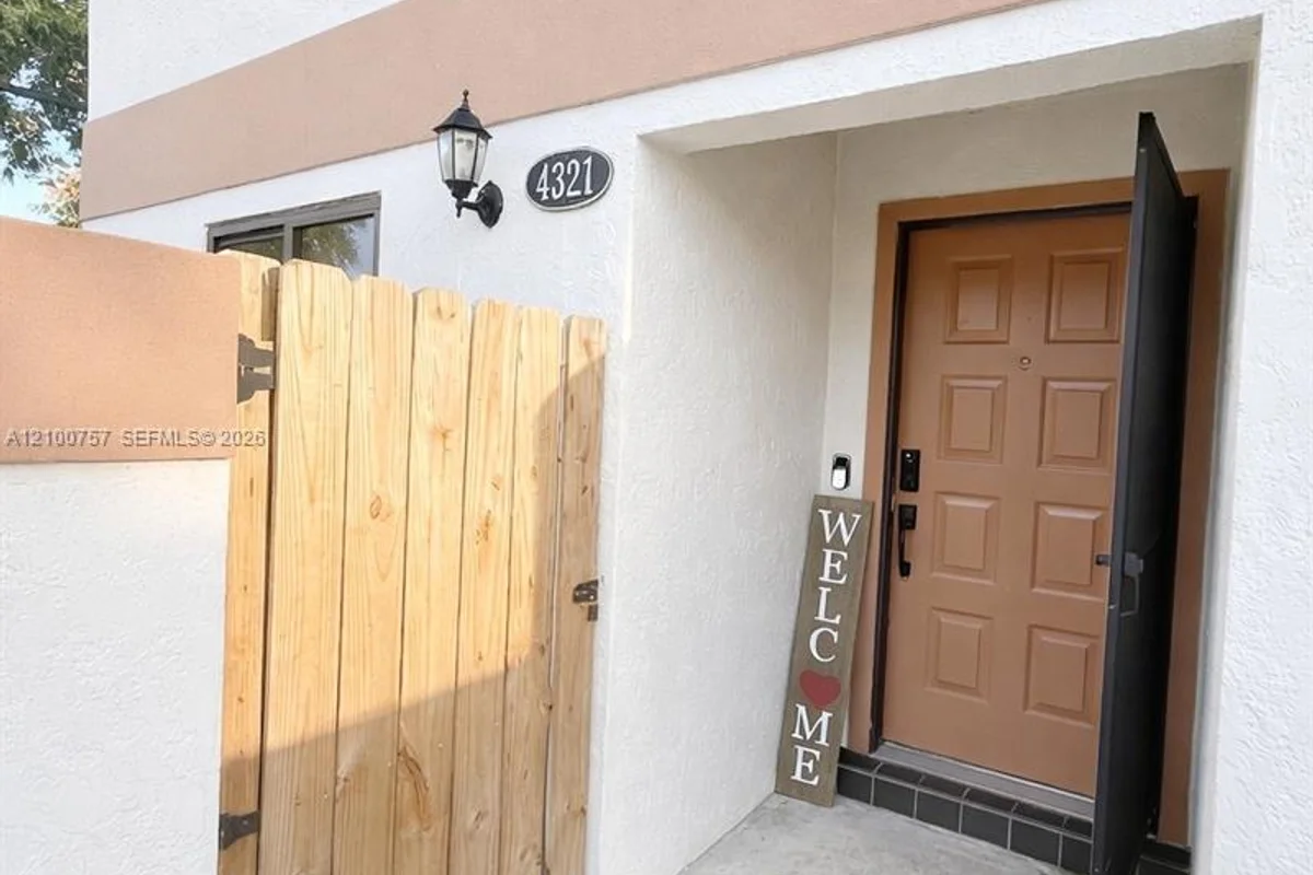 4321 SW 70th Ter, Davie: photo 1 of 15