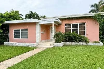 2141 NE 124th St, North Miami: photo 1 of 20