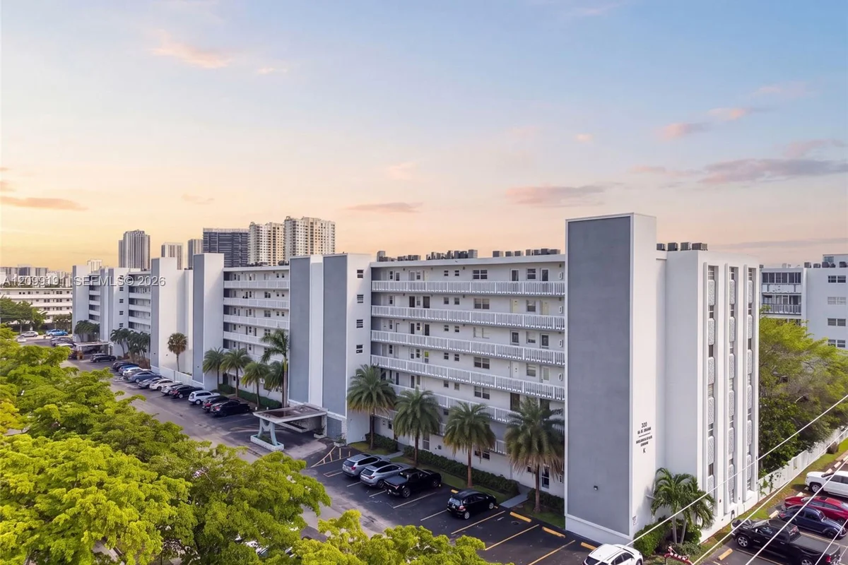 320 NE 12th Ave #703, Hallandale Beach: photo 1 of 29