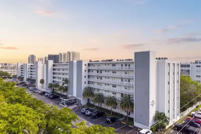 320 NE 12th Ave #703, Hallandale Beach: photo 1 of 29