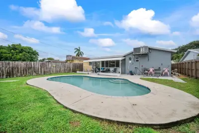 540 S Rainbow Dr, Hollywood: photo 1 of 18
