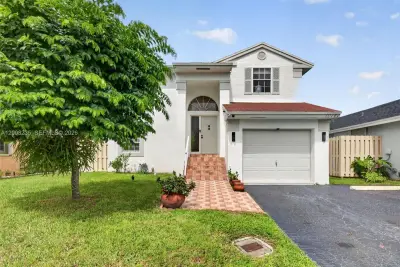 10747 NW 37th Pl, Sunrise: photo 1 of 44