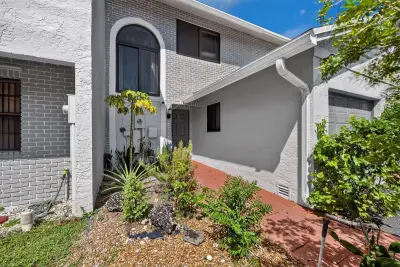 10377 NW 3rd St, Pembroke Pines: photo 1 of 21