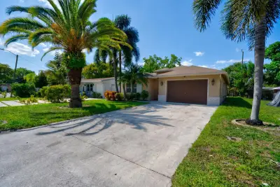 2241 NW 3rd St, Pompano Beach: photo 1 of 19