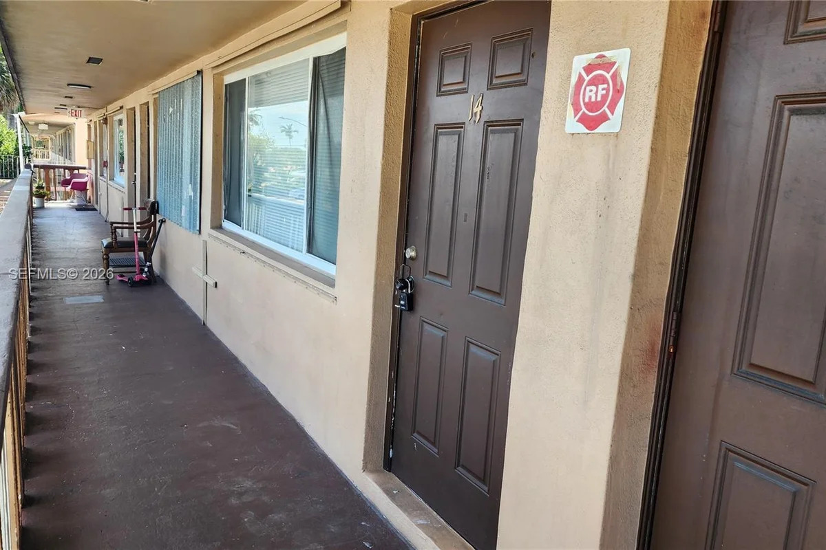 170 SW 11th Ave #14, Hallandale Beach: photo 1 of 18