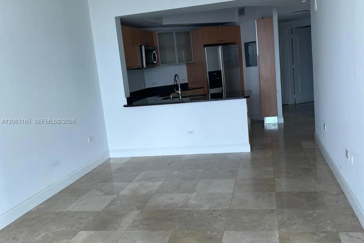 480 NE 30th St #902, Miami: photo 1 of 10