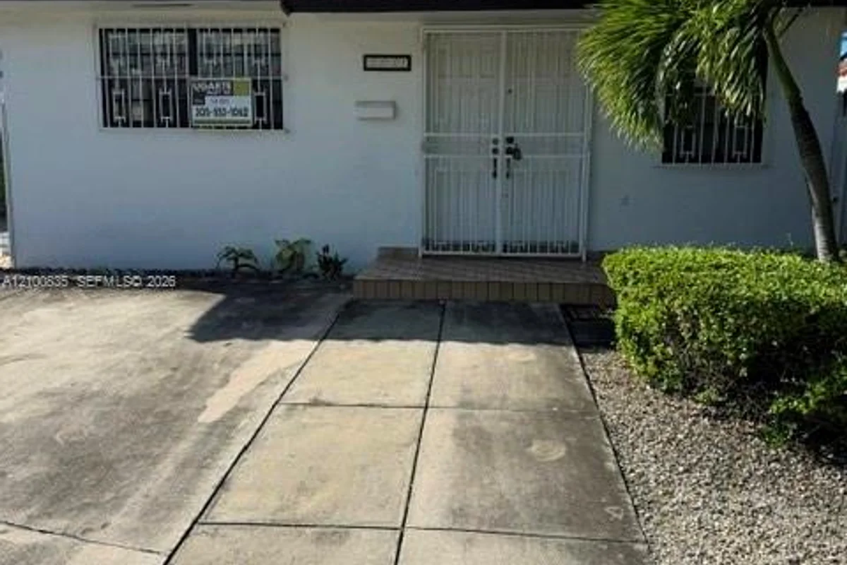 3232 SW 27th St, Miami: photo 1 of 10