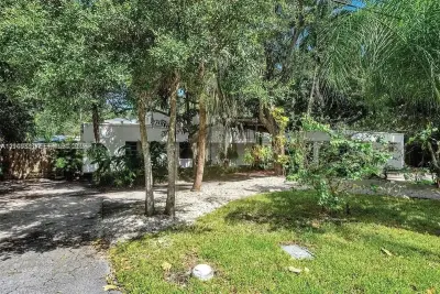 5845 SW 88th St, South Miami: photo 1 of 28