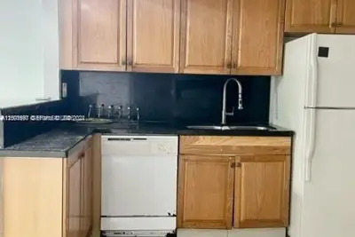 310 SW 10th Ter, Hallandale Beach: photo 1 of 20