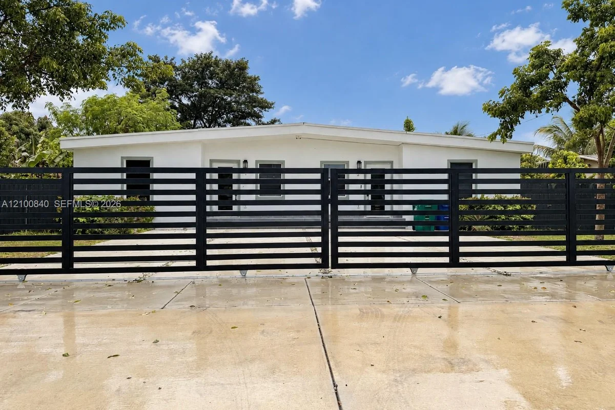 1066 NW 100th Ter #1, Miami: photo 1 of 11
