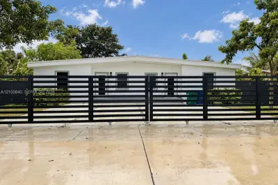 1066 NW 100th Ter #1, Miami: photo 1 of 11