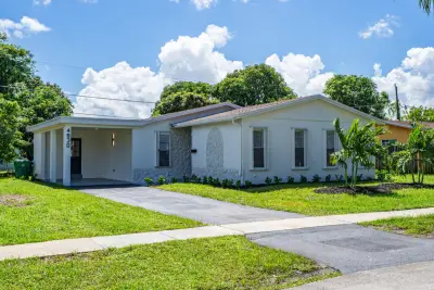 4830 NW 18th St, Lauderhill: photo 1 of 26