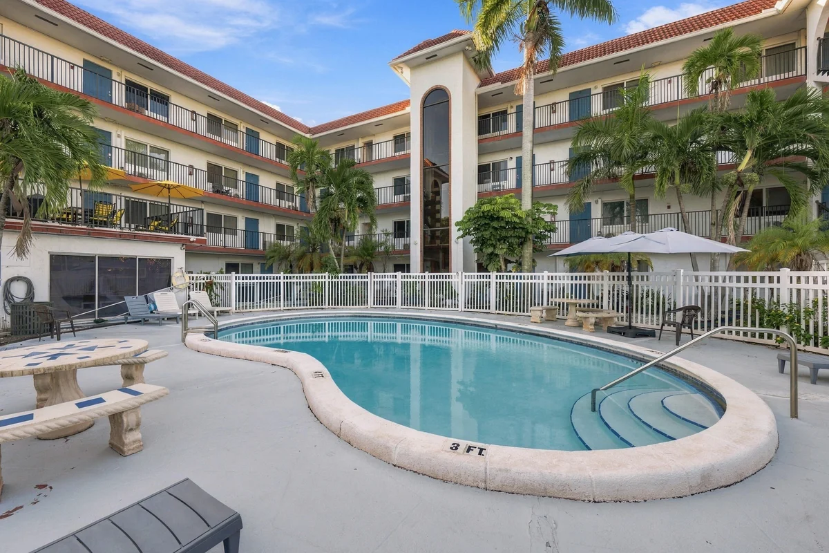 1300 SE 1st St #34, Fort Lauderdale: photo 1 of 17