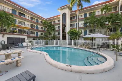 1300 SE 1st St #34, Fort Lauderdale: photo 1 of 17