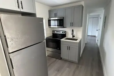 628 SW 21st Ave #4, Miami: photo 1 of 10